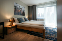 B7 - Schlafzimmer 1 mit Doppelbett und Terrasse