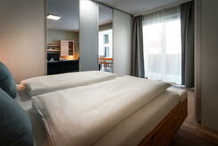 B7 - Schlafzimmer 2 mit Balkon und Wohnraumblick