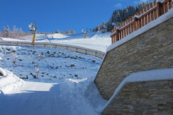 Blick auf die Skipiste vom Hof