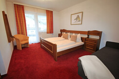 Green - Bedroom with double bed and single sofa-bed