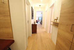 Top 5 - Anteroom and access to the kitchen