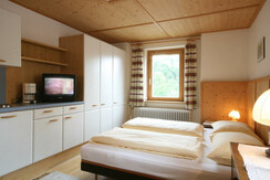 Doppelbett in der Wohnküche Top 4