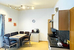 Essecke mit ausziehbaren Tisch