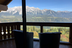 Terrasse mit Blick auf das Dachsteinmassiv