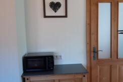 Berndlhof_Doppelzimmer_Schrank mit Mikrowelle