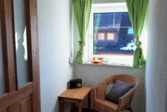 Berndlhof_Doppelzimmer_Leseecke mit Radio