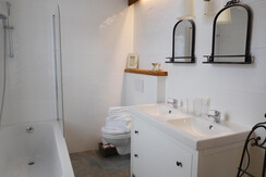 Badezimmer 1  Bathroom 1