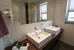 Bad mit Dusche und WC