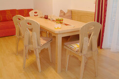 Essecke mit Vollholzmöbeln