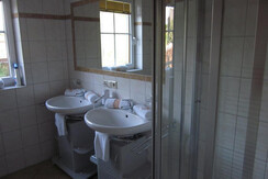 Bad mit Doppelwaschbecken