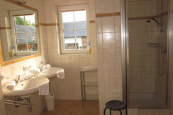 Bad mit Doppelwaschbecken