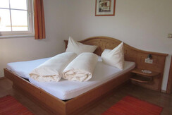 Schlafzimmer mit Vollholzmöbeln