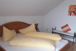 gemütliche Schlafzimmer mit Vollholmöbel