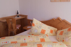 Schlafzimmer mit Vollholzmöbel