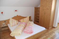 gemütliches Doppelzimmer mit Vollholzmöbel