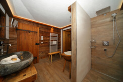 Badezimmer mit Regendusche