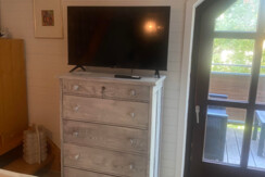 Wohnzimmer mit TV und Zugang zum Balkon 