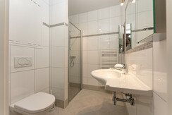 B10 Bathroom with shower and toilet