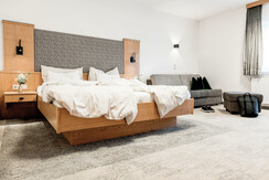 doppelzimmer-mit-couch-mit-teppichboden