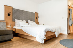 doppelzimmer-mit-couch-ohne-teppichboden