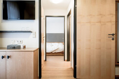 gerauemig-2-raum-zimmer-blick-zum-schlafzimmer