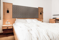 gerauemig-2-raum-zimmer-schreibtisch