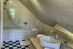 Badezimmer in der Dachschräge