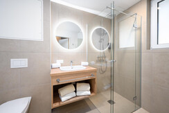 BASE 1.03 | Badezimmer mit Dusche & WC