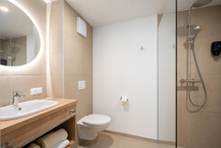 BASE 3.02 | badezimmer 1 mit dusche & wc