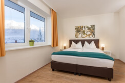 Top 2 Ein Schlafzimmer mit Doppel- und Einzelbett