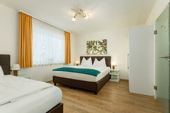 Top 4 Schlafzimmer 1 mit Doppelbett und Einzelbett