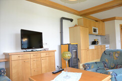 Fewo2 Wohnküche mit Flat-TV und Ofen