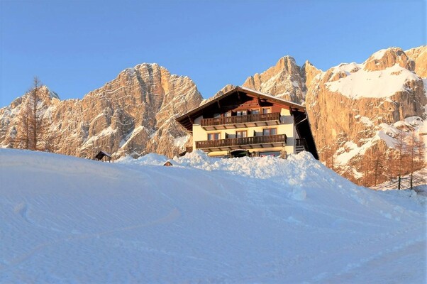 aussenansicht_winter_berghotel-tuerlwand_201802091