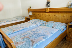 Bergluft-Appartement-Haus-Lerchegger-Dreibettzi.