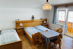 Bergluft-Appartement-Haus-Lerchegger_Dreibettzi.