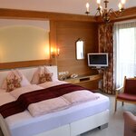 Photo of double room with shower, bathtub, WC