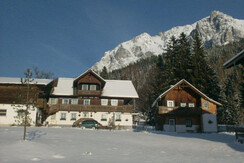 Umgebung mit Bauernhof und Dachsteingebirge