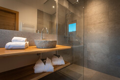 Zweites Badezimmer mit Dusche