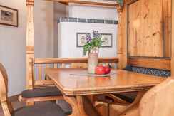 Essbereich und Kachelofen versprechen Wohlgefühl