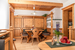 Gemütliche Essecke im Wohnbereich mit Kachelofen