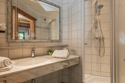 Badezimmer mit Dusche
