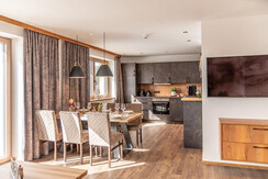 Lichtdurchfluteter Wohnraum mit Küche