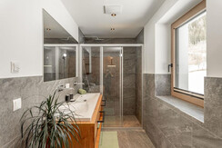 Gut ausgestattetes Badezimmer