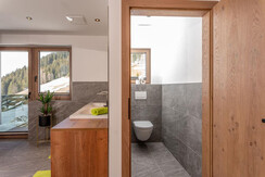 Badezimmer mit seperater Toilette
