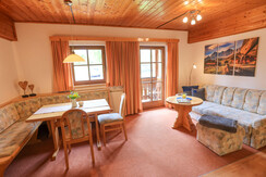 Gemütlicher Wohnraum mit Küchenecke