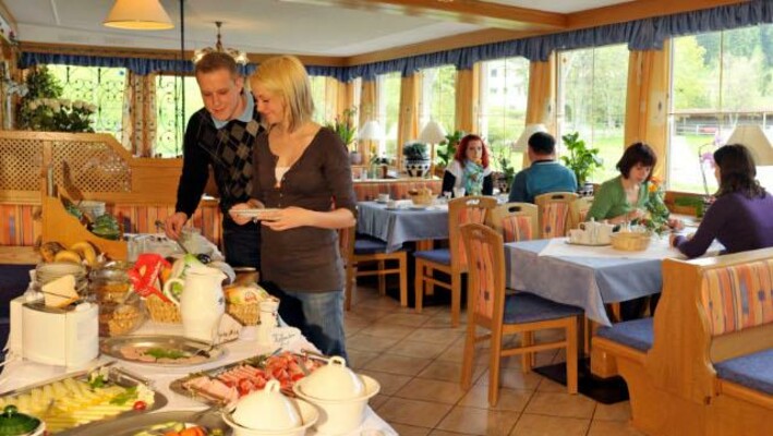 Gastraum mit Frühstücksbuffet