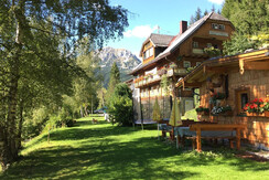 Pension mit Garten im Sommer