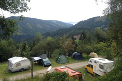Überblick Campingplatz im Sommer