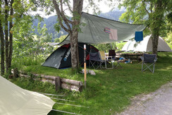 kleinen Zelten Terrassenstellplätze 