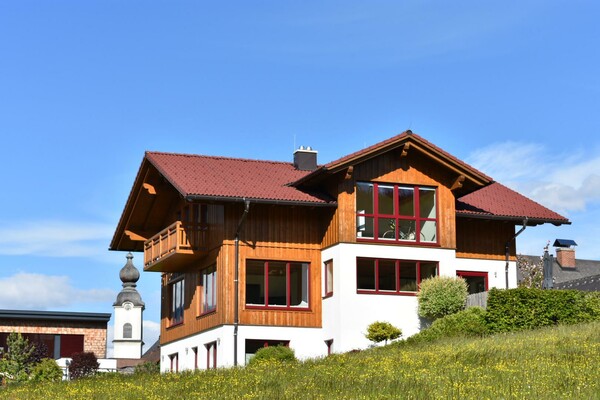 Westansicht mit Hauser Kirchturm